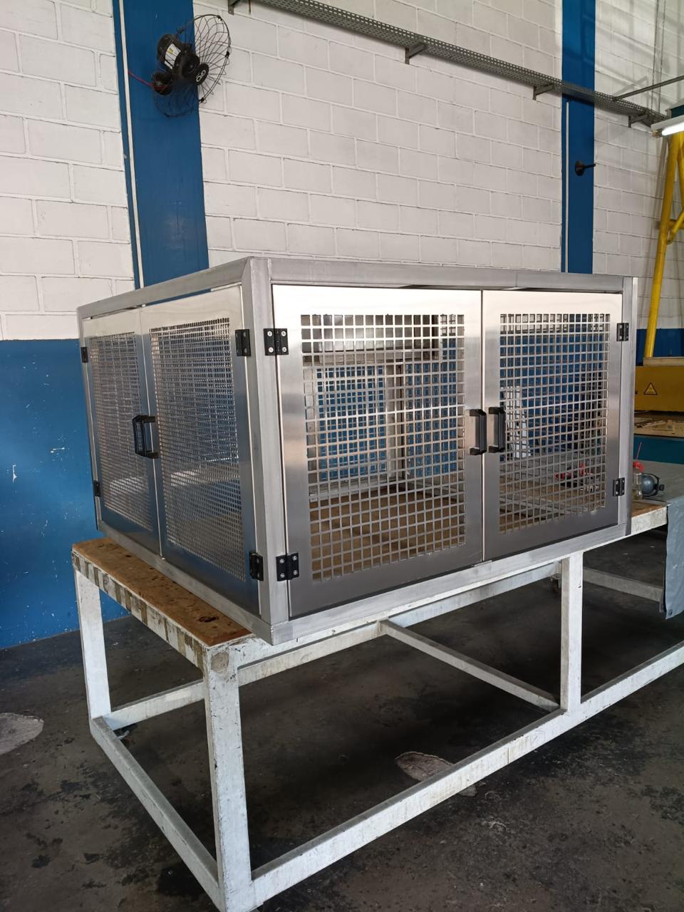 Estrutura metálica com portas e painéis vazados na oficina da S.CTEC